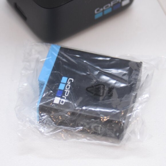 NIB GoPro Dual Battery Charger + 1 Battery Hero 8/7/6 Black - Picture 9 of 11